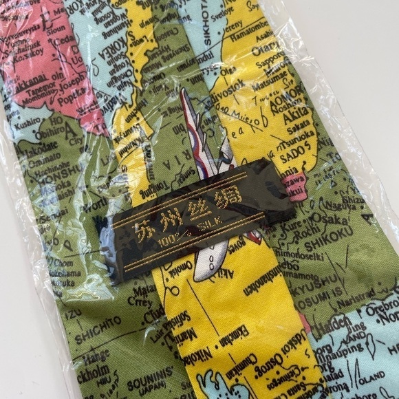 Mens' 100% silk World Map Novelty Print Tie New with Tags, NWT - Picture 3 of 4
